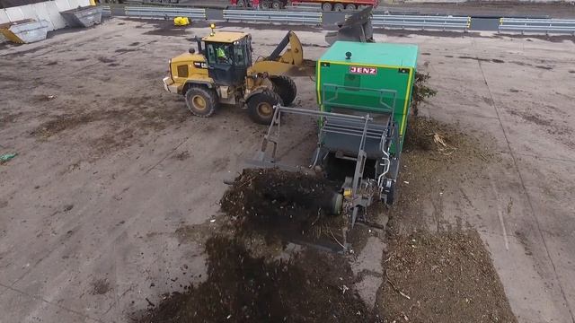 Veolia - Linghall Landfill Site - JENZ BA926 - Shredding Green Waste