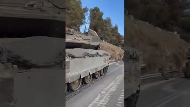 Боевые танки Merkava Mk.IV Армии обороны Израиля на границе с Ливаном перед заходом на сопредельную