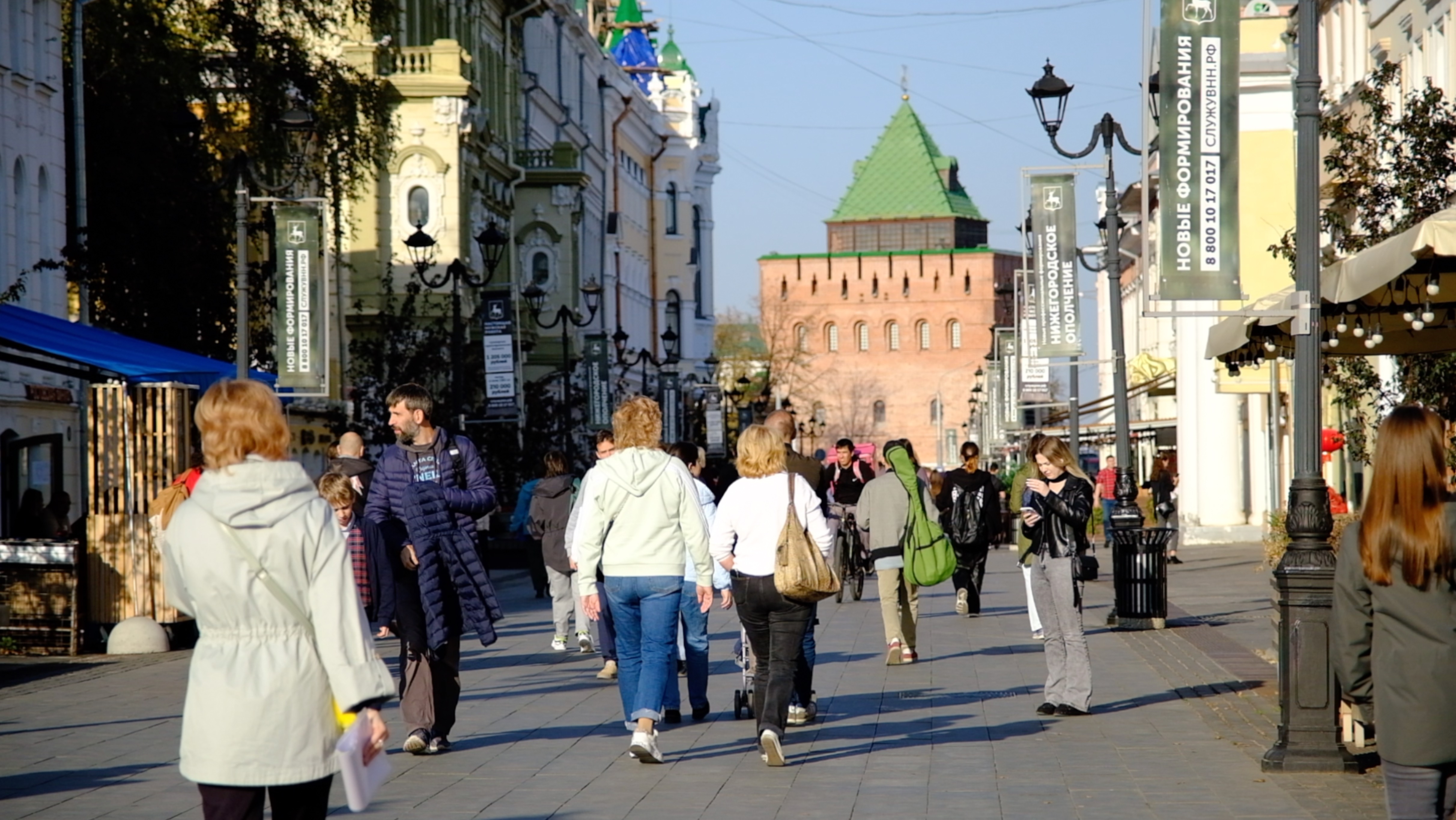 Теплый октябрьский вечер на Большой Покровской, вид на кремль, Нижний Новгород. 03.10.2024.