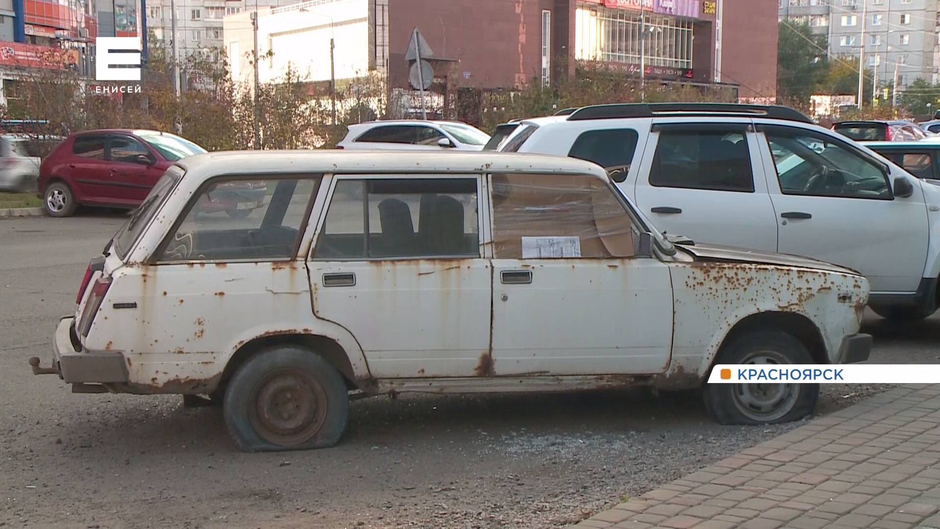 В Красноярске с улиц начали убирать брошенные машины