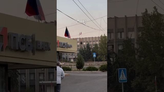 Момент прилета и последствия удара FPV дрона по зданию администрации г. Горловки. Дрон пытался по...