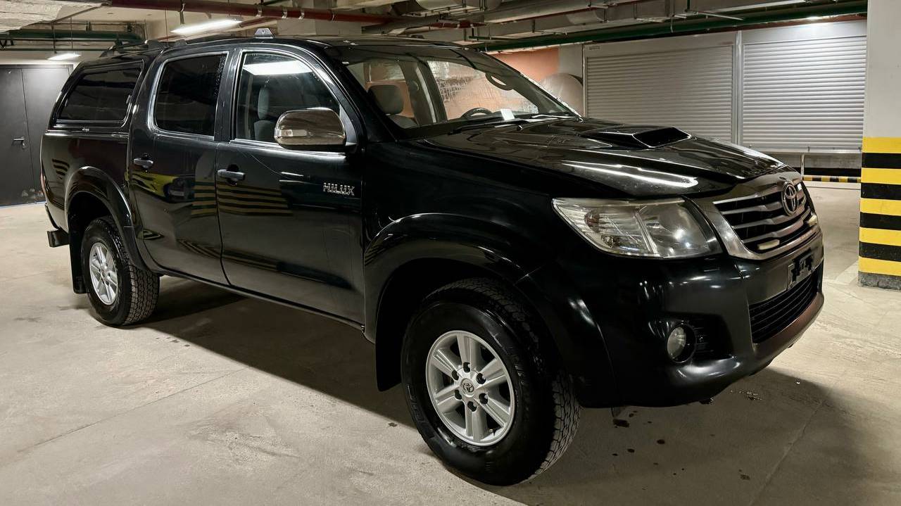 Toyota Hilux; 2,5 MT; 2012; Черный