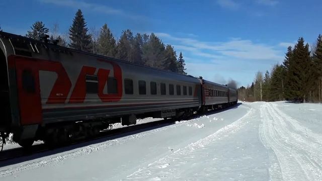 Тепловоз ТЕП70-0472 с пассажирским составом Сыктывкар-Санкт Петербург.