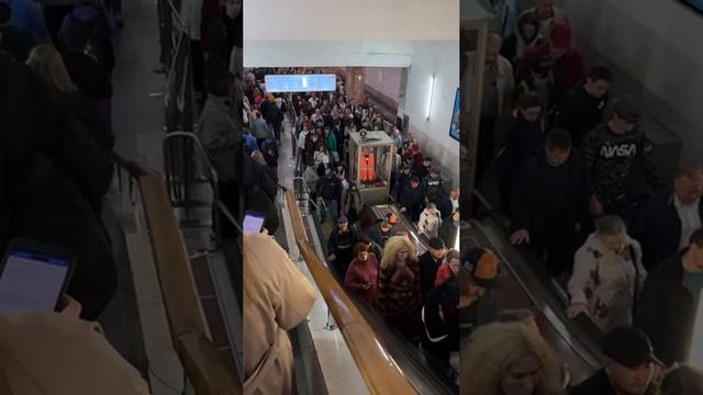 🚇Большое скопление людей на Калужской этим утром🚇