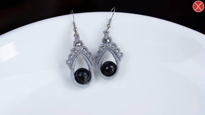 Macrame earring tutorial - The Charming black bead