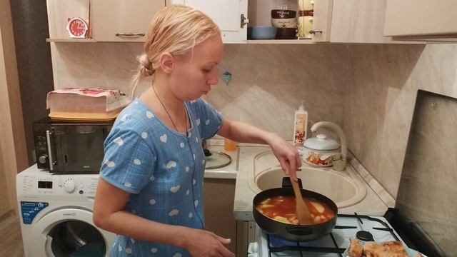 Готовлю ужин! Рыбка с картошечкой в томатном бульоне с приправами 😋 Долгий день, мама хочет спать