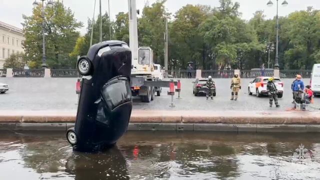 С глубины 4 метра #петербургскиеспасатели достали автомобиль из Невы.