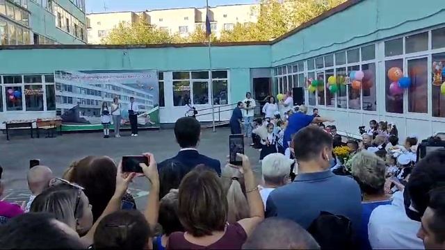 папа снимает видео про 1 сентября то есть второе сентября и Владик выступает мой брат.