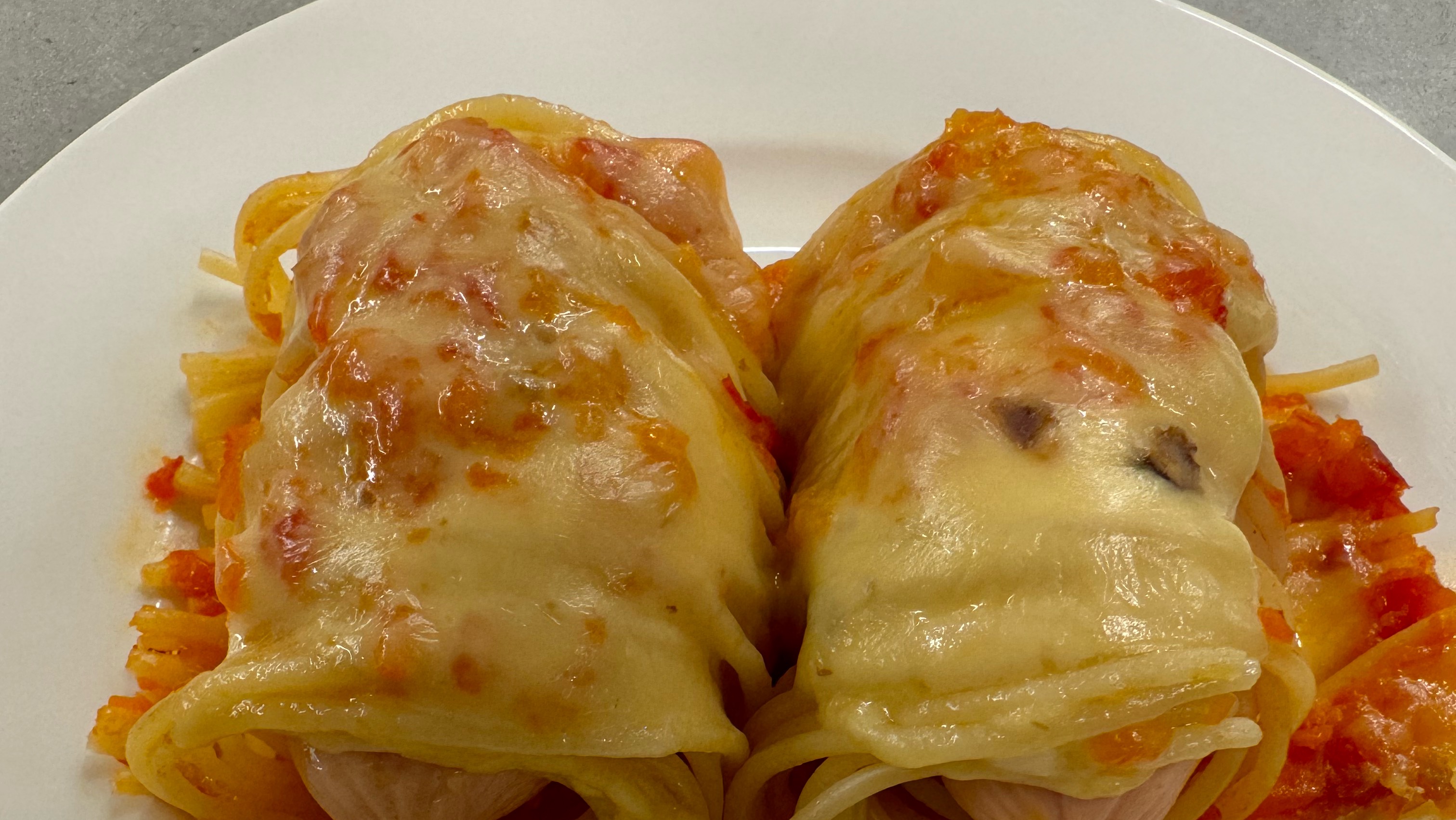 Необычная подача сосисок с макаронами