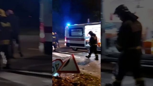 ‼️Видео с места ДТП. На Сиреневом бульваре подростки на внедорожнике врезались в знак‼️