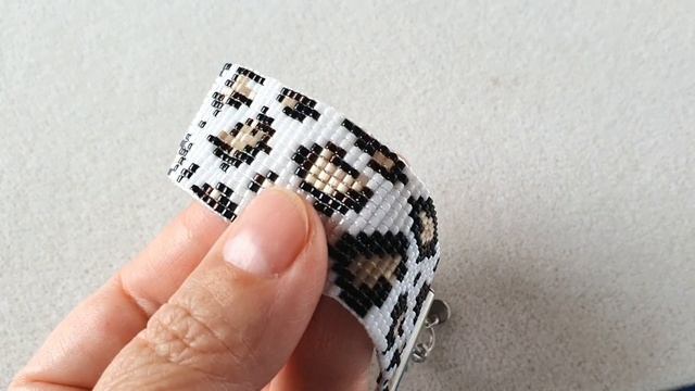 Браслет из бисера Белый леопард