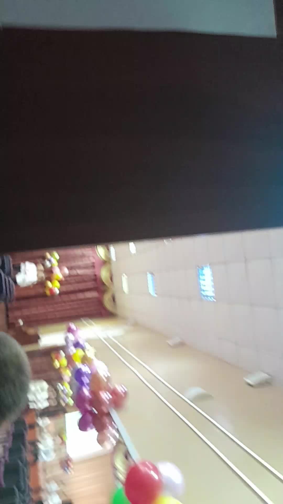 р