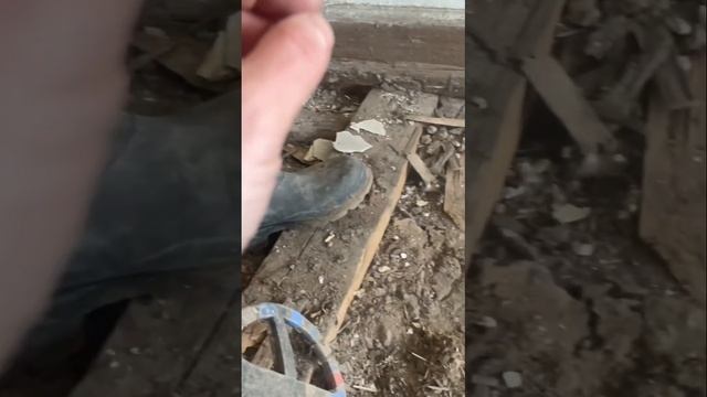 Вскрыли пол заброшенного дома, находки есть 🔥 Поиск с металлоискателем