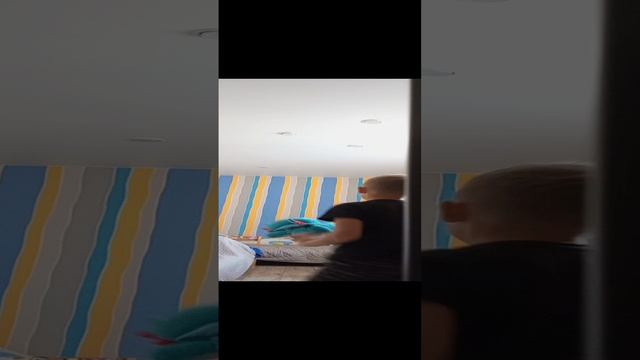 как я дракончик стырил у Кости телефон и снимаю на него видео А Костя не понимает что происходит