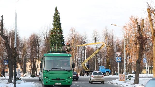 Островец. Ставим главную городскую ёлку. 07.12.2016