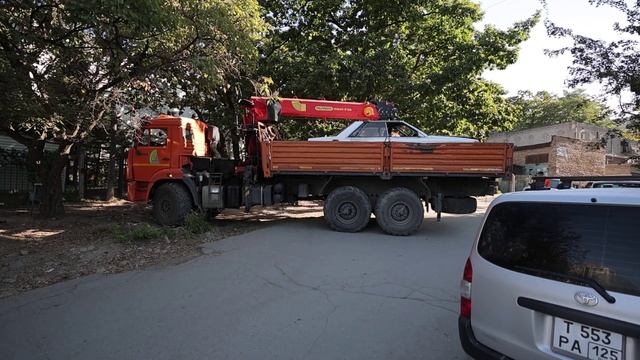 Во Владивостоке начался вывоз брошенных разукомплектованных автомобилей.