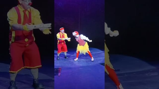 Клоуны в манеже