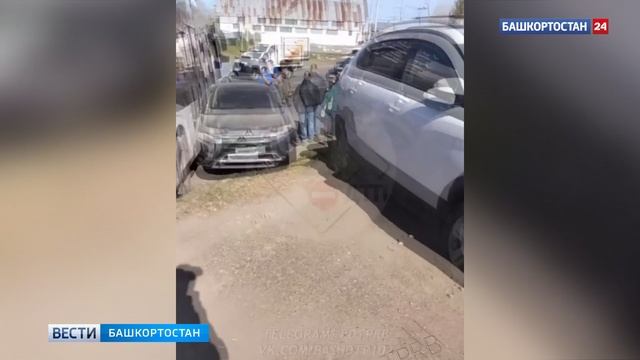 В Уфе на улице Рихарда Зорге пассажирский автобус протаранил 13 припаркованных машин