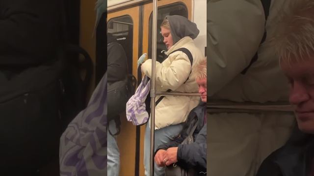 Попугай в метро