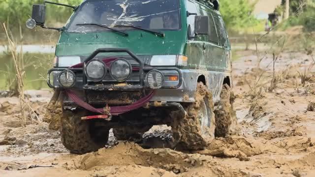 Радиоуправляемый микроавтобус Mitsubishi Delica. Грязевое Вождение — Экстремальный Драйв