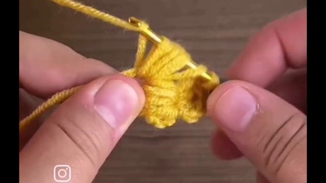 Цветок вяжем крючком.