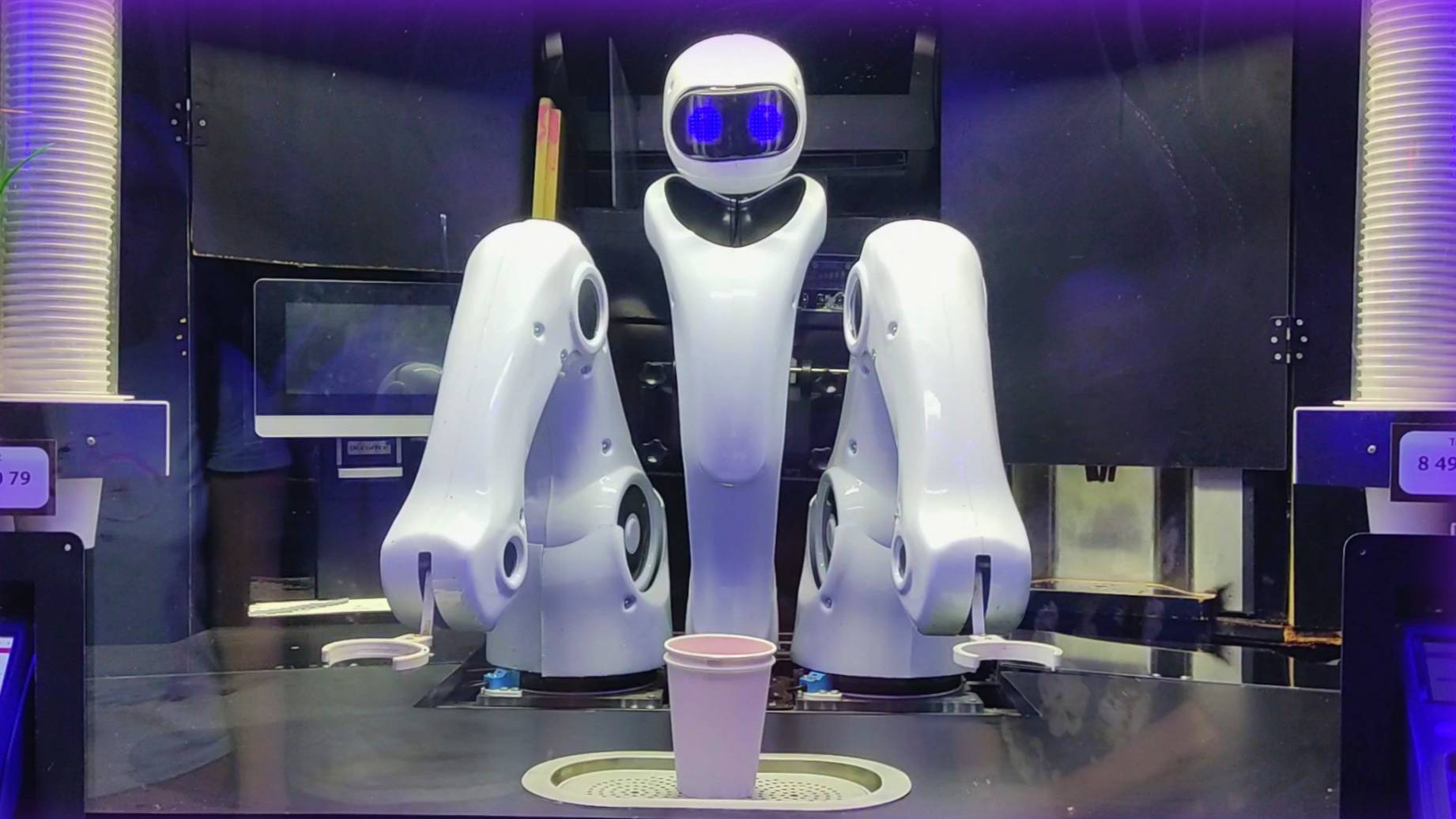 РОБОТ-БАРИСТА🤖делает КОКТЕЛИ🥤🧉в парке "ЗАРЯДЬЕ"😍Вечерняя Москва🎇Милота 08.09.2024