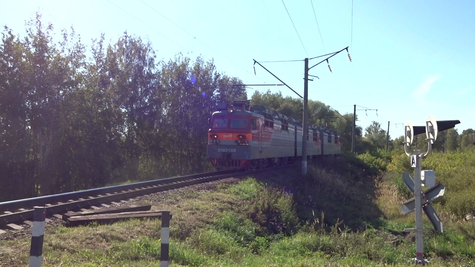 Трёхсекционный электровоз ВЛ80с-1316/946 следует резервом