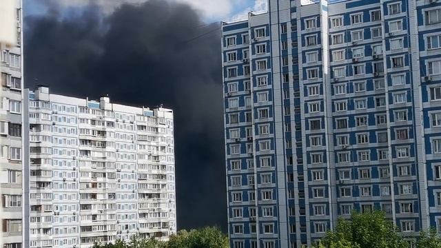 Пожар. На МКАДе горит бензовоз. Часть видео из источника: инстаграмм, группа : новости Москвы.