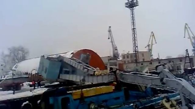 100-тонный кран падает [100 ton crane falls]