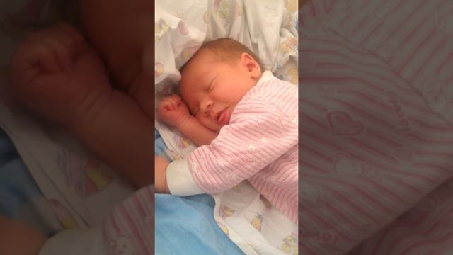 Очень сонный малыш. Только родился. Very lonely baby. First day of born.