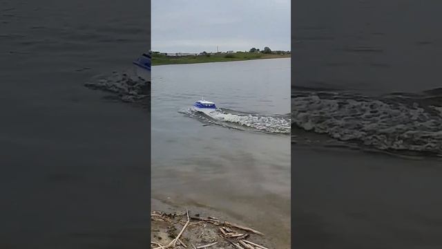 Кораблик для рыбалки на воде