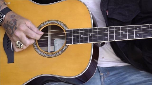 Butch Walker experiences the Yamaha TransAcoustic guitar