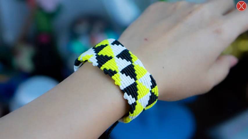 Macrame tutorial ｜ Black, White and Yellow Triangle Macrame Bracelet ｜ Geometric modern bracelet