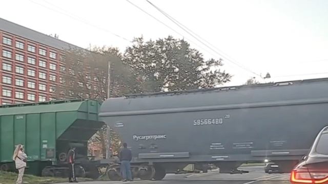 тепловоз ТЭМ18ДМ-1630 на железнодорожном переезде ул Седова.mp4