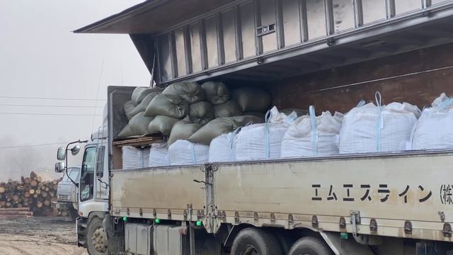 Погрузка пилетов в бигбегах.