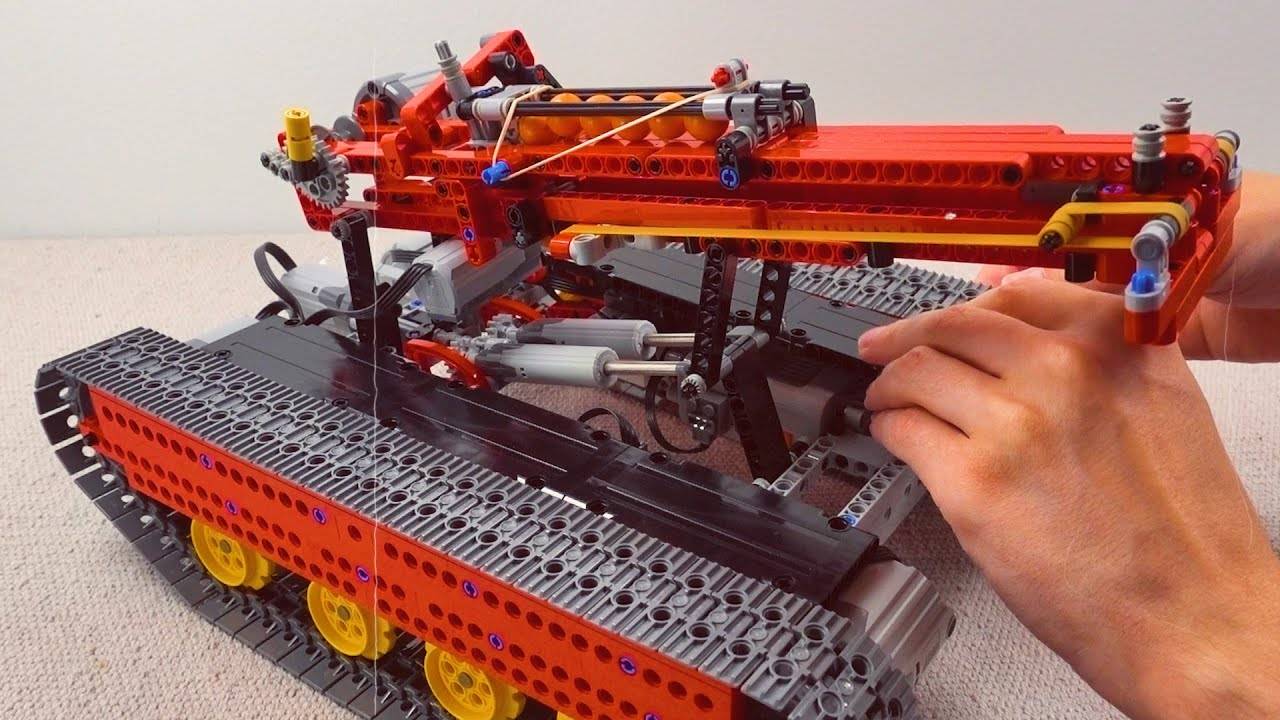 Постройка LEGO танка, который стреляет футбольными мячами LEGO