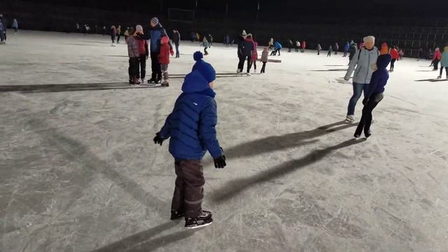 Первый раз на коньках :-))не ржать :-))