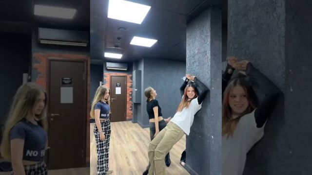 Практика фото позирования у моделей Империи