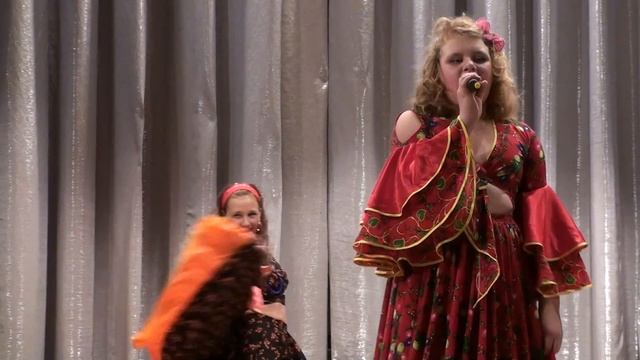 Цыганские мелодии и танец исполняют дети.Gypsy melodies and dance performed by children.