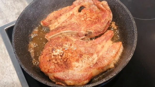 Жарится антрекот на сковороде #food #meat #bbq #pork #entrecote #pork on the rib # pork loin