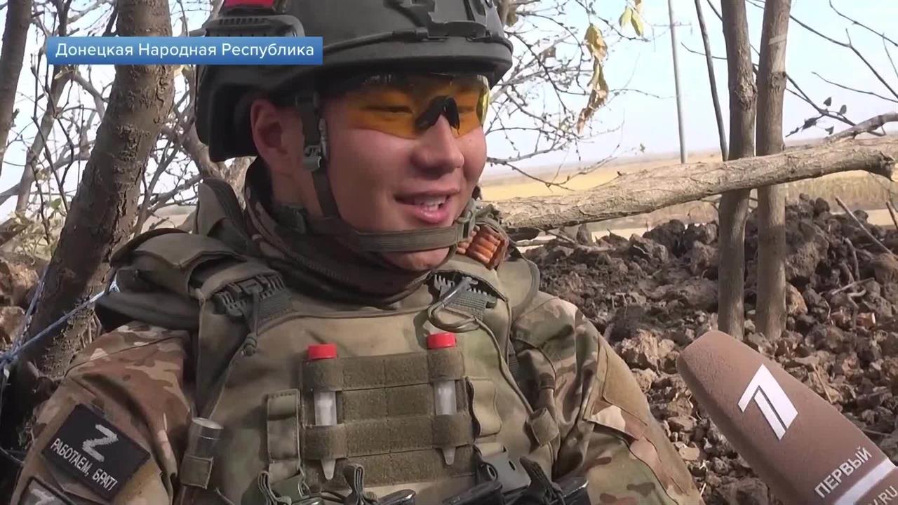 Боец ВС РФ "Чукча" рассказал, что первым поднял флаг России над зданием в Угледаре