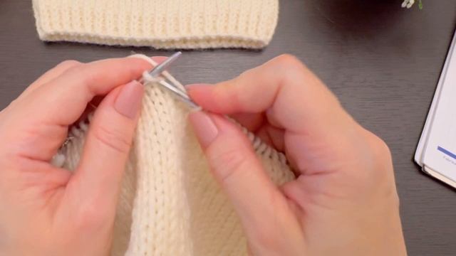 Котошапка спицами детская на девочку #вязание #вязаниеспицами #шапки #своимируками #квадробика
