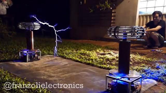 Highway to Hell by AC/DC Meets Singing Tesla Coils (Bobinas de Tesla)