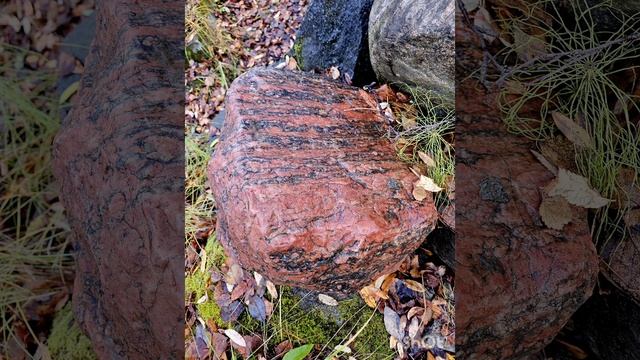 Гуляли сегодня за городом, набрели на эту красоту. Что за камень, не знаю, но глаз от него было не о