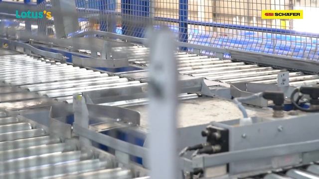 Semi-automated piece-picking distribution center for the hypermarket grocery sector