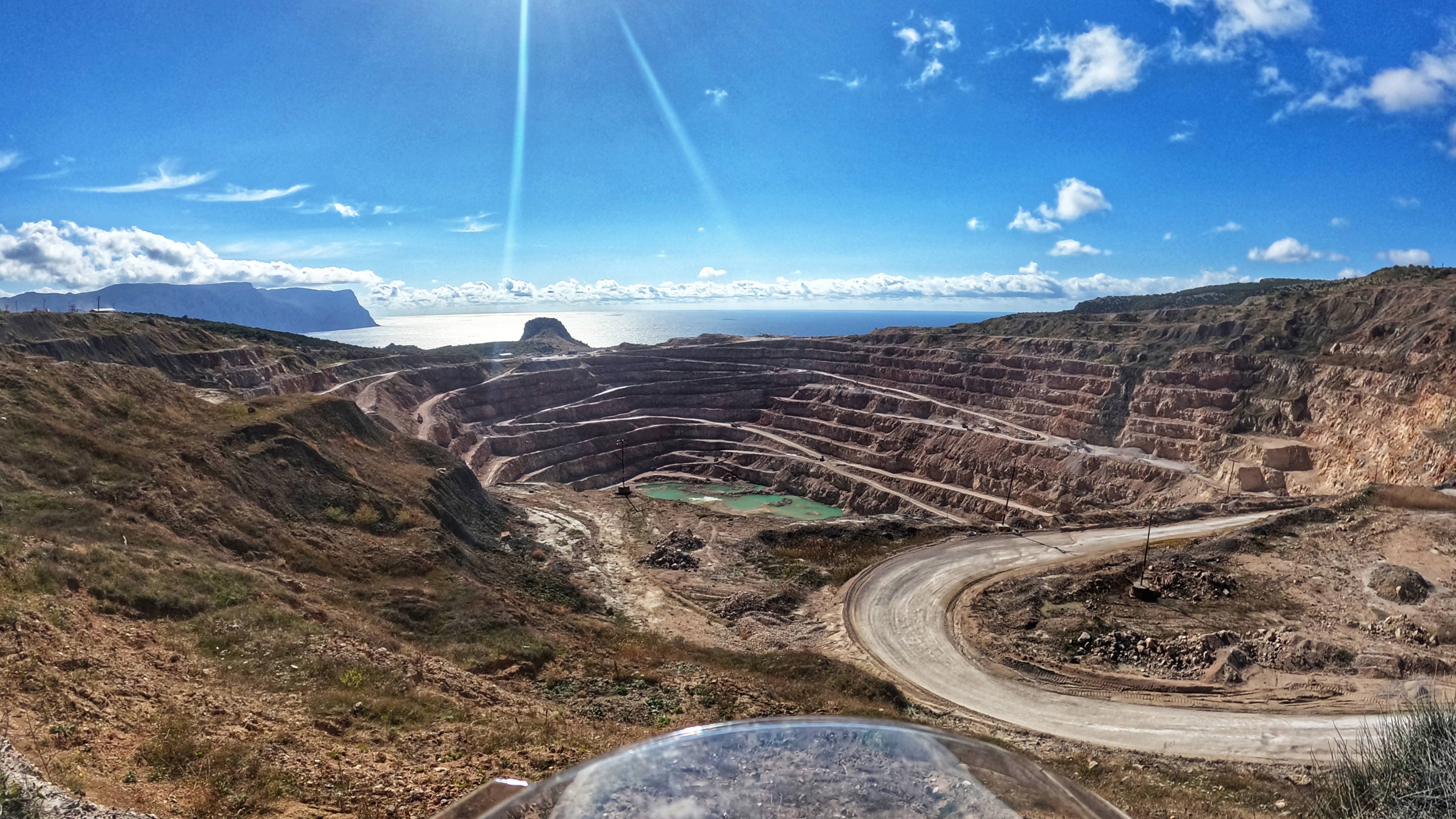 Поездка к закрытому пляжу Васили по новому пути через Псилерахский карьер в Балаклаве