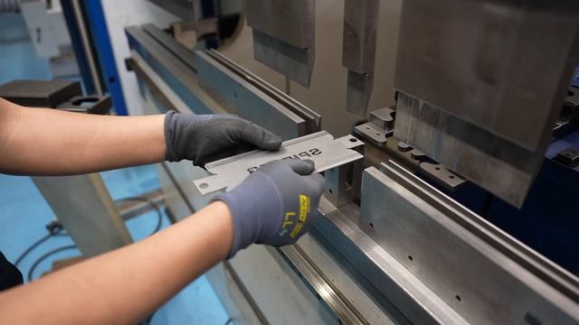 Японский процесс производства задней лестницы для авто, не требующий винтов и болтов!