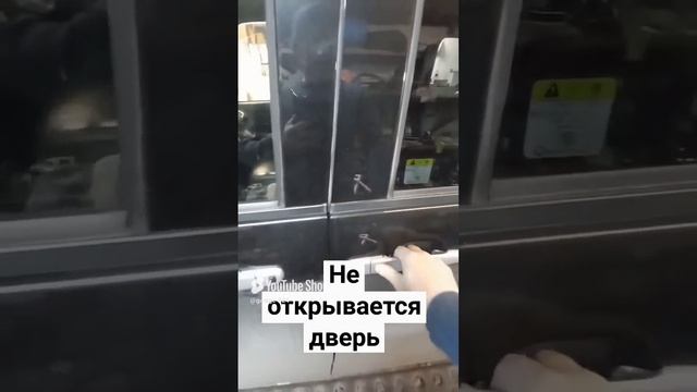 Toyota Roomy заклинило дверь