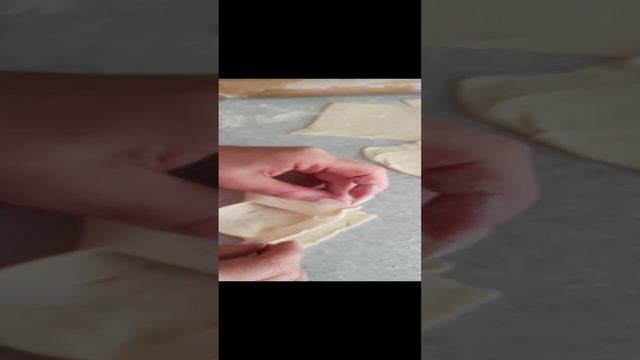 Слойки со сливами
