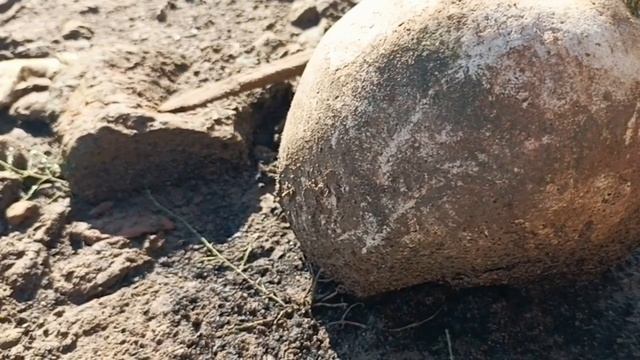 размытое водой старинное кладбище